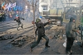 Протестующие сожгли два грузовика в центре Киева